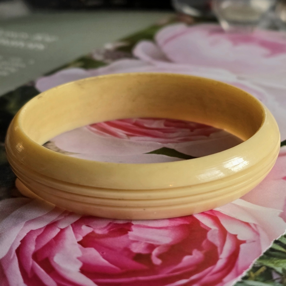 Vintage bracelet bangle plastic off white ivory color